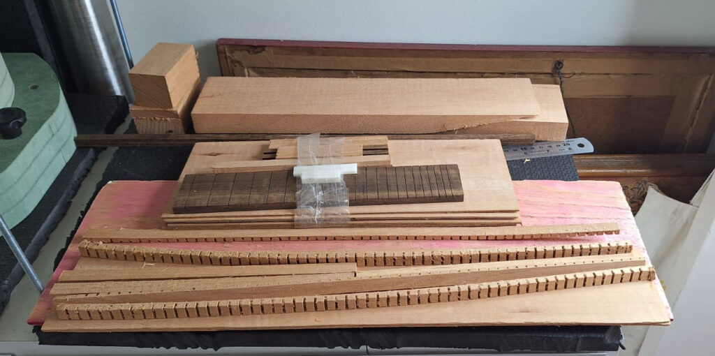 Kit com as madeiras especiais para fabricação do cavaquinho de cedro rosa.