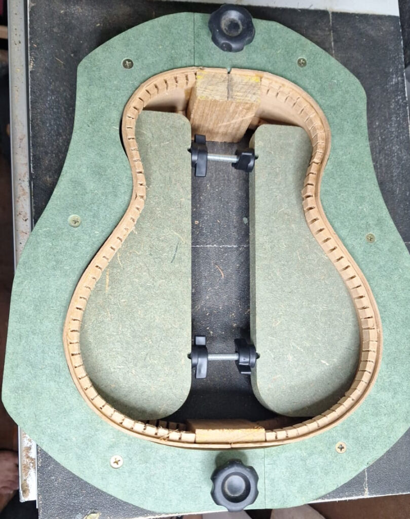 Laterais do cavaquinho de Cedro após o processo de dobrar a madeira.